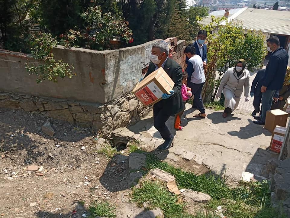 Belediye başkanı kapı kapı gezerek yardım dağıtıyor 