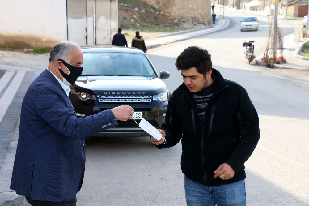 Belediye Başkanı Karadağ vatandaşlara maske dağıttı 
