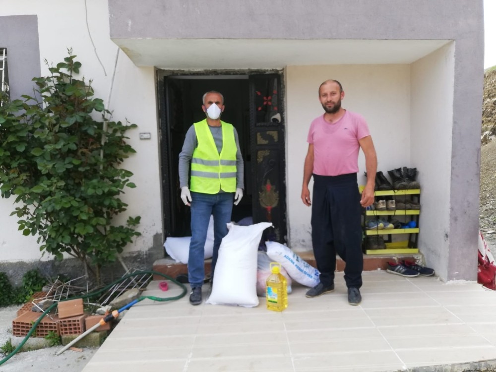 Belediye başkanı kendi hesabından bin 500 aileye gıda yardımında bulundu 