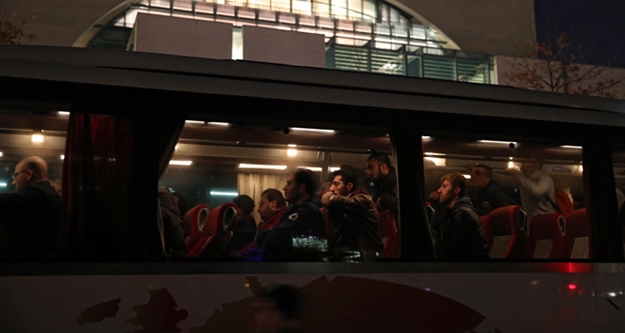 Merkel’e bir otobüs dolusu mülteci gönderdi