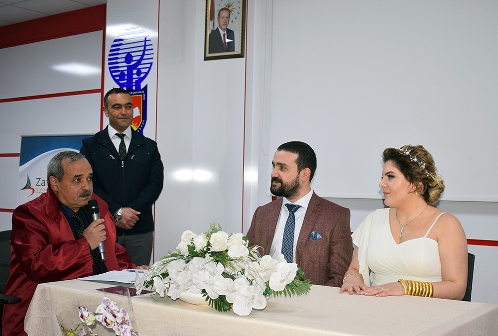 Belediye başkanı oğlunun nikahını kendisi kıldı 