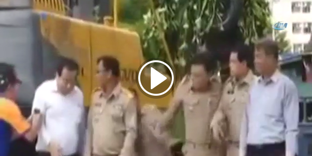 Belediye Başkanı, poz vermek isterken...