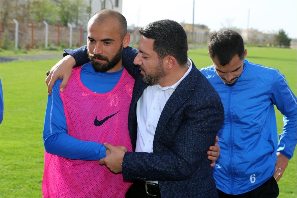 Belediye Başkanı Rasim Arı, Nevşehir Belediyesporlu futbolcuları ziyaret etti 