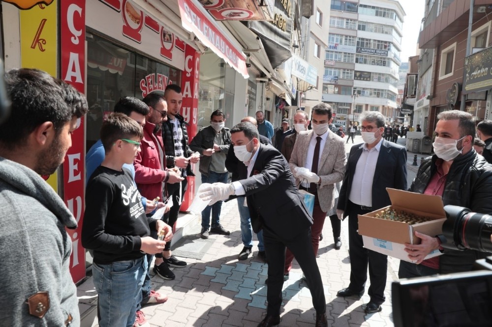 Belediye Başkanı Rasim Arı, vatandaşlara maske, eldiven ve kolonya dağıttı 