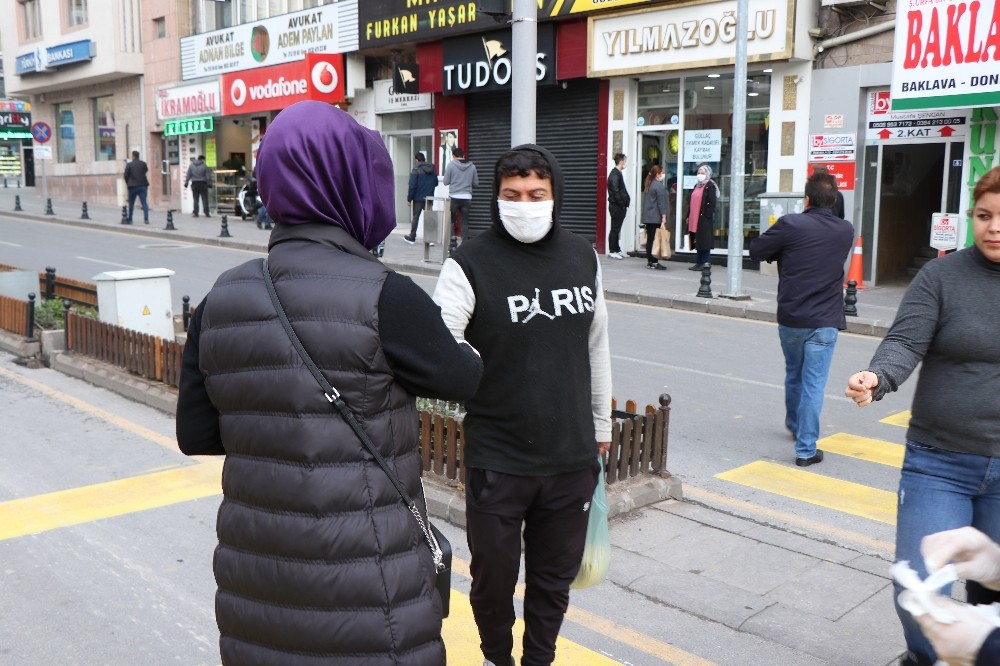 Belediye Başkanı Rasim Arı’nın eşi Melek Arı, vatandaşlara maske dağıttı 