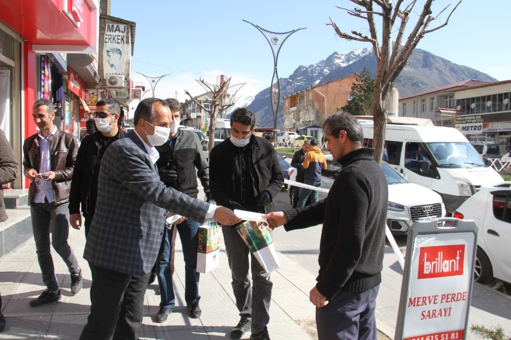 Belediye Başkanı Saklı’dan ücretsiz maske dağıtımı 
