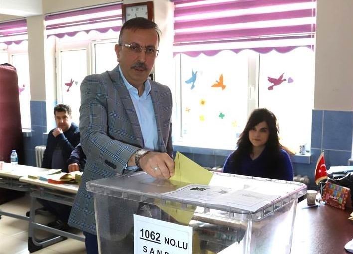 Belediye Başkanı Seçen, oyunu kullandı 