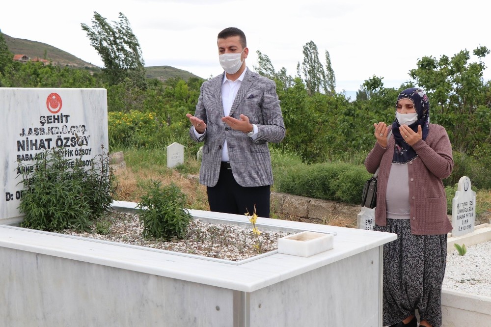 Belediye Başkanı şehit eşini evinden alarak mezarlığa götürdü 