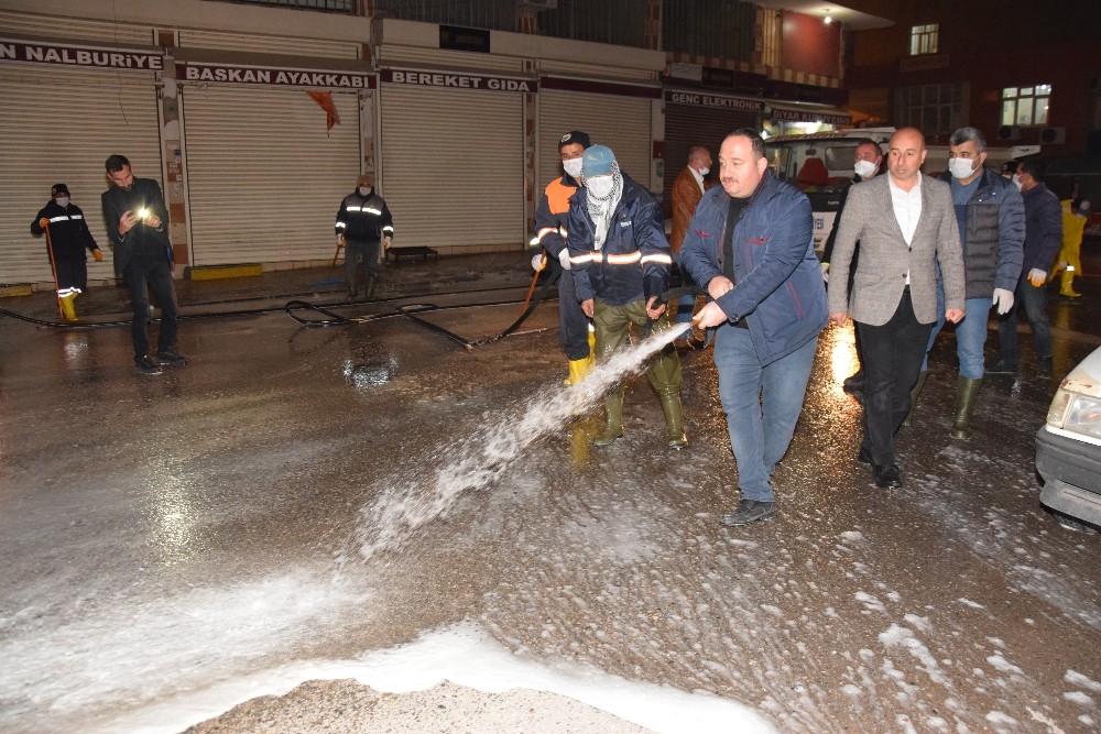 Belediye Başkanı Selih Ekinci sokakları dezenfekte etti 