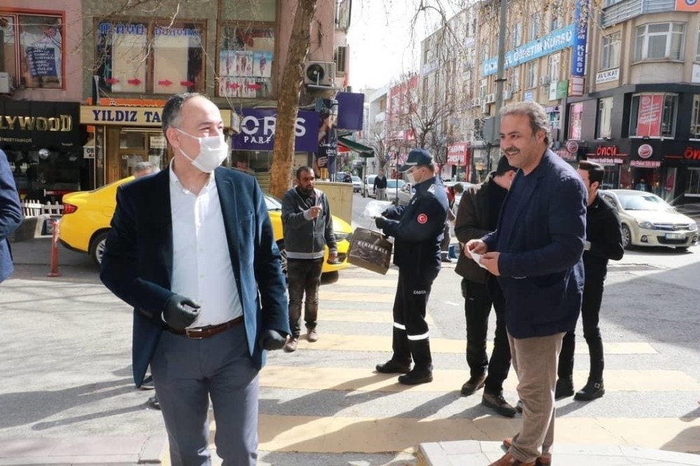 Belediye Başkanı sokakta tek tek maske dağıttı 