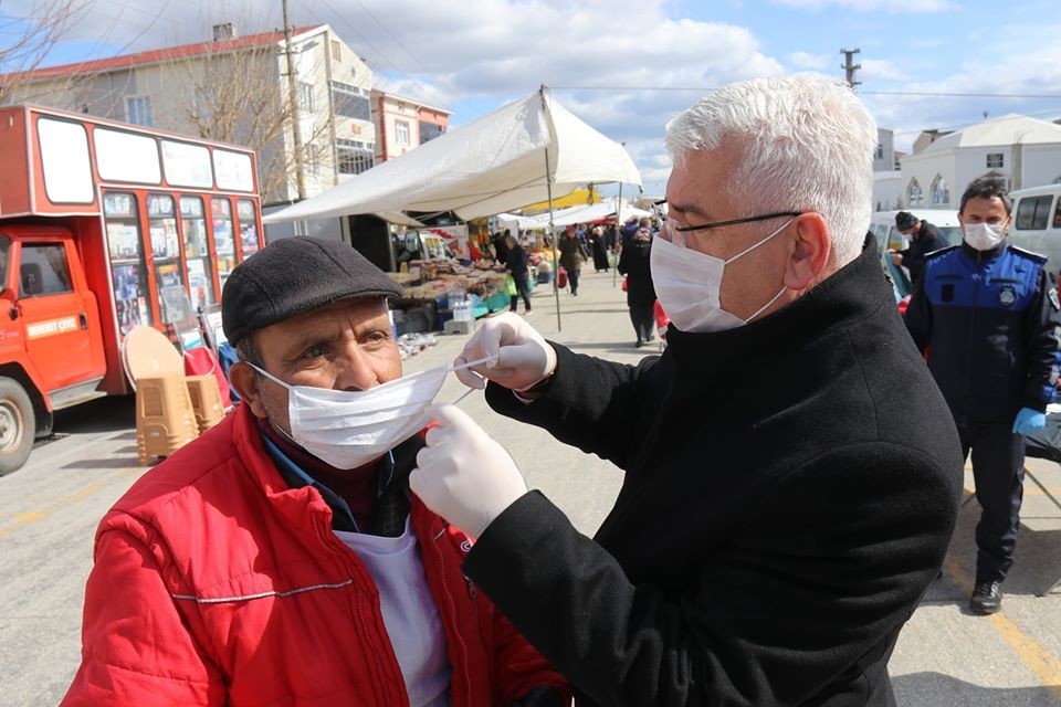 Belediye başkanı vatandaşa maske, eldiven ve dezenfektan dağıttı 