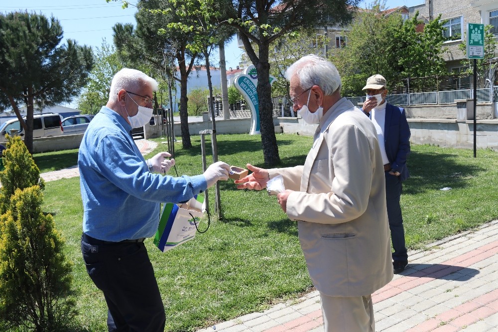 Belediye Başkanı Yüksel, 65 yaş üstü vatandaşlara parklarda maske dağıttı 