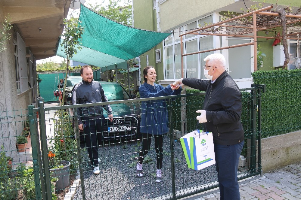 Belediye Başkanı Yüksel kapı kapı gezerek maske dağıttı 
