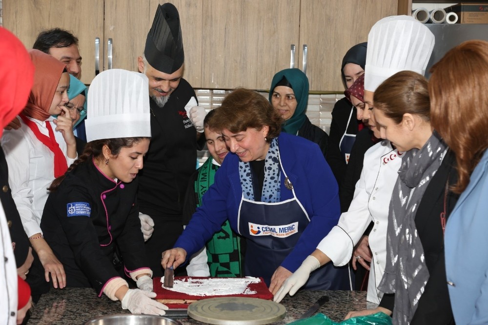 Belediye başkanının eşinden özel çocuklara yoğun ilgi 