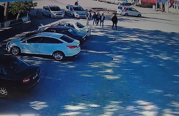 Belediye başkanının makam aracının yanına gittiler... 5 gencin yaptığına kimse anlam veremedi