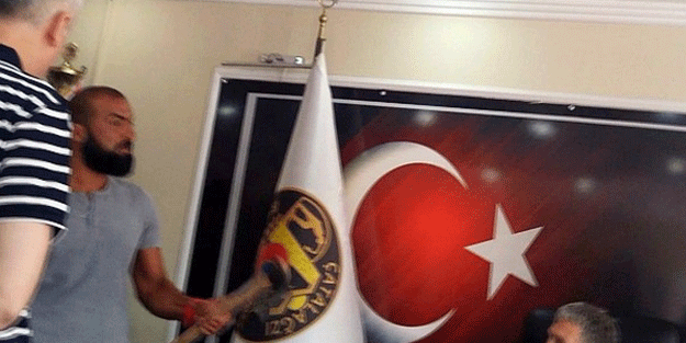 Belediye başkanının odasını baltayla bastı