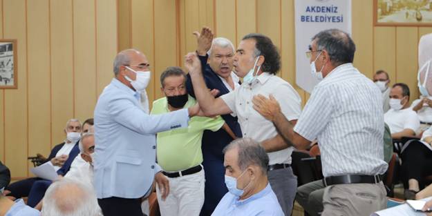 Belediye başkanının üzerine yürüyen HDP'li isme fena kapak!