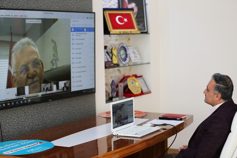 Belediye başkanları telekonferans sistemiyle bir araya geldi 