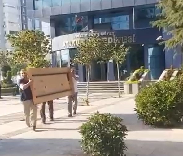 Belediye başkanlarının suçu yok mu? CHP'liler makam odasını bile kaptırdı