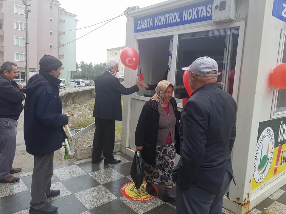 Belediye bayrak ve balonlar dağıttı 