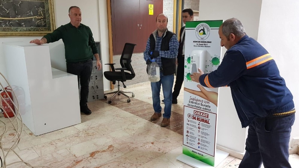 Belediye binalarına dezenfektan yerleştirildi 