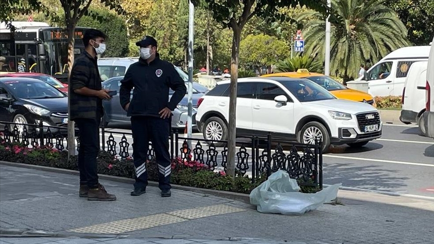 Belediye binası önüne beze sarılı ölü köpek bırakarak İBB'yi protesto etti