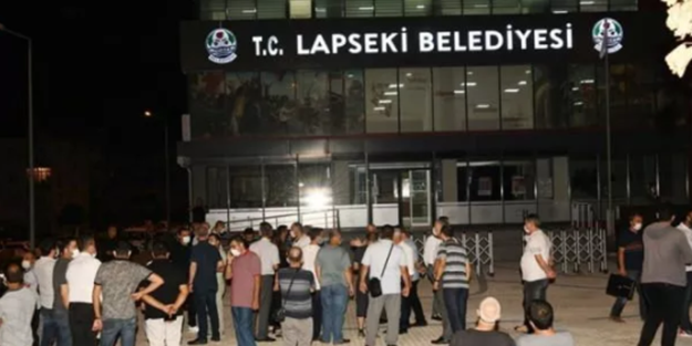 Belediye binasını kurşunlayıp belediye başkanını aradı