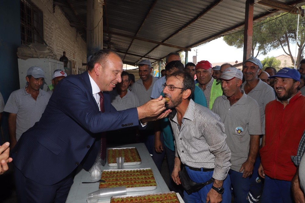 Belediye çalışanlarının ağzı baklavayla tatlandı 