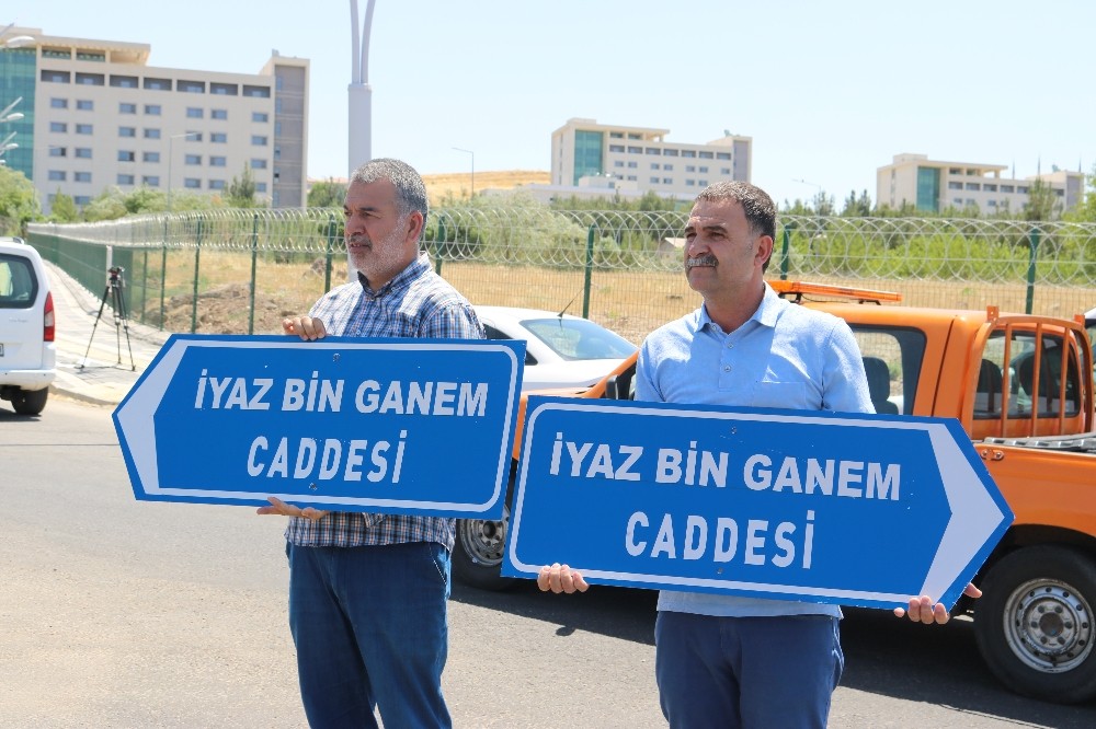 Belediye değiştirdi, valilik söktü, eski tabela yeniden yerleştirildi 
