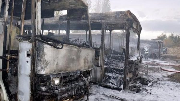 Belediye deposundaki hurda araçlar yandı