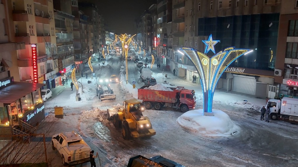 Belediye ekibi caddelerde sabahladı 