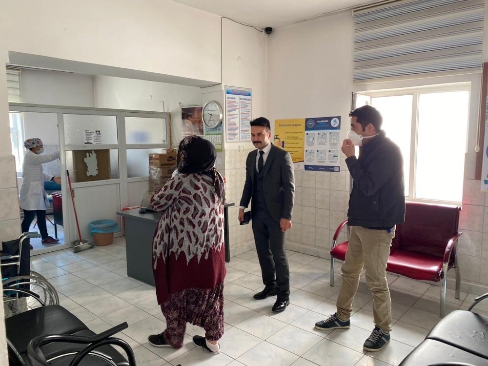 Belediye ekipleri, aşı günü gelen bebeği aşıya götürdü 