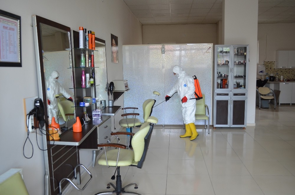 Belediye ekipleri berber ve kuaför salonlarını dezenfekte etti 