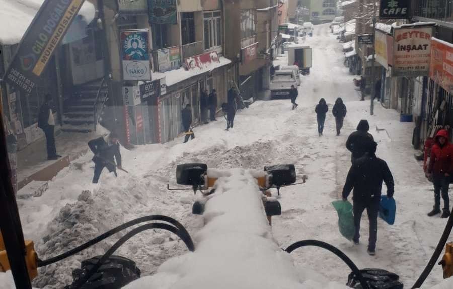 Belediye ekipleri geceyi yollarda geçirdi 