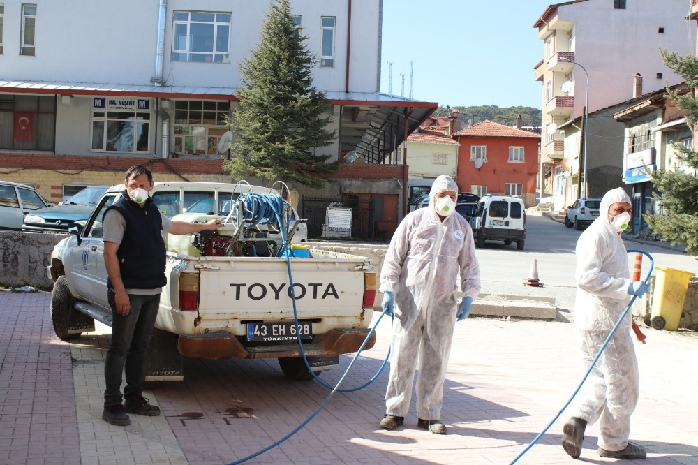 Belediye ekipleri her noktayı ilaçlıyor 