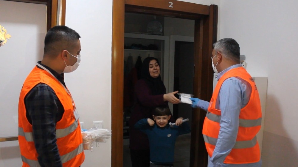 Belediye ekipleri kapı kapı gezip binlerce maske dağıttı 