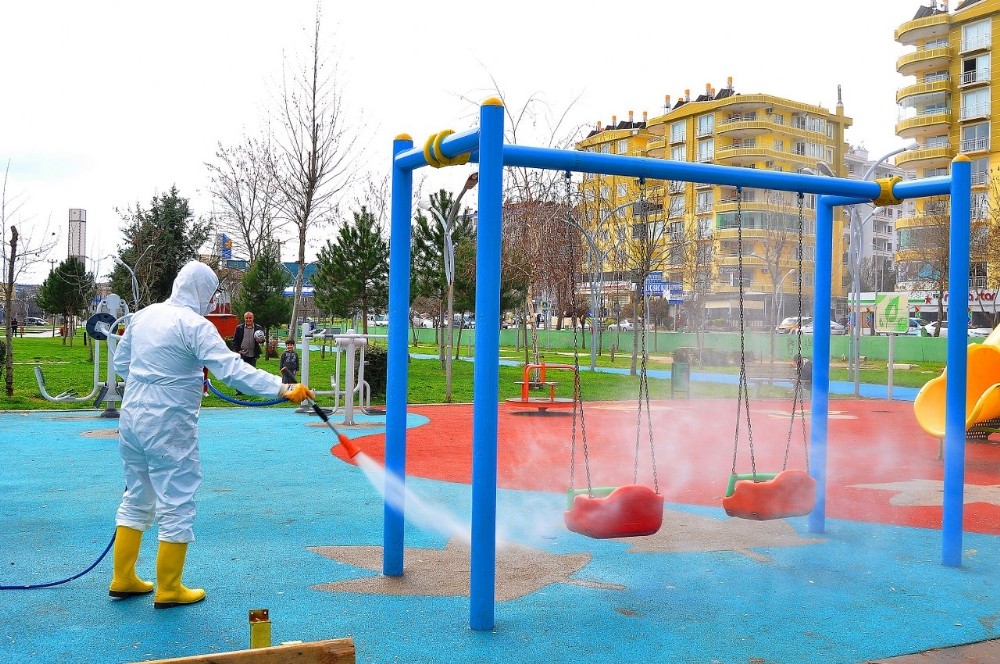 Belediye ekipleri parkları dezenfekte etmeye devam ediyor 