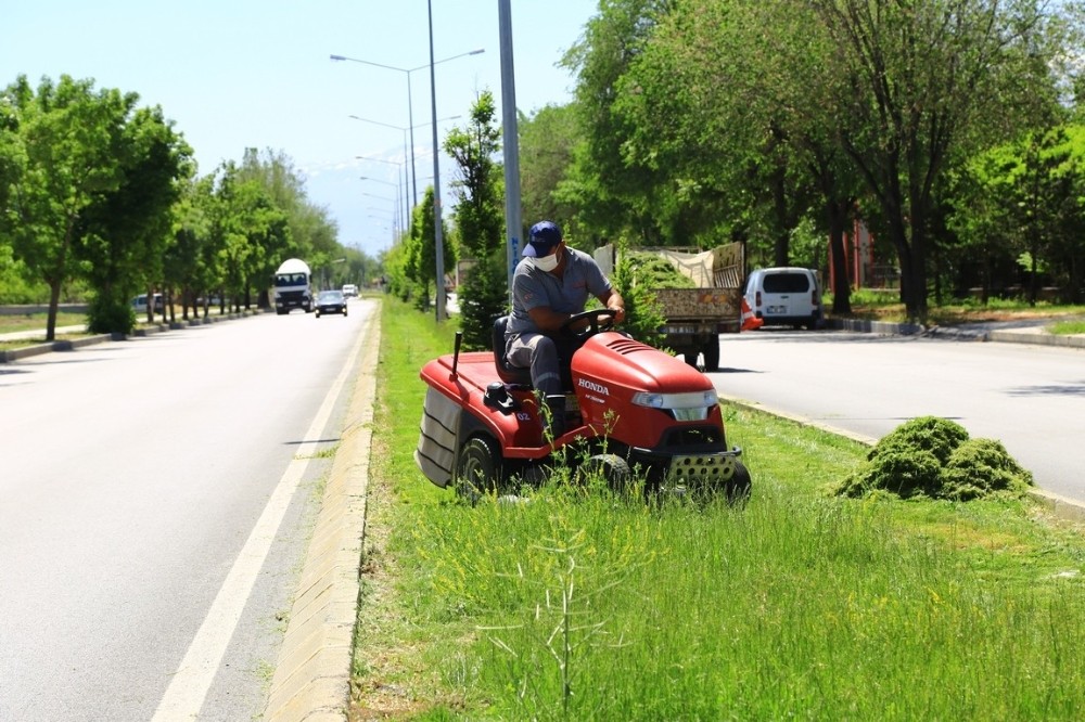 Belediye ekipleri şehir genelinde çalışmalarını hummalı bir şekilde sürdürüyor 