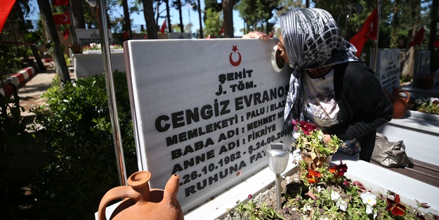 Belediye ekipleri, şehit ailesini özel izinle oğullarının mezarına götürdü