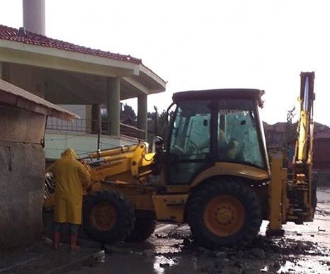 Belediye ekipleri su baskınları ile mücadele ediyor 