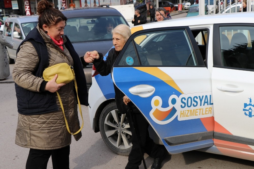 Belediye ekipleri, yalnız yaşayan kadının geniş ailesi oldu 