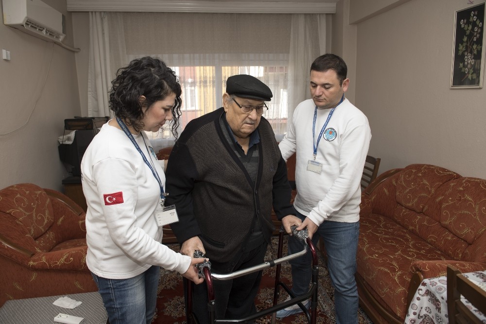 Belediye ekipleri, yürüme güçlüğü çeken yaşlı adamın umudu oldu 