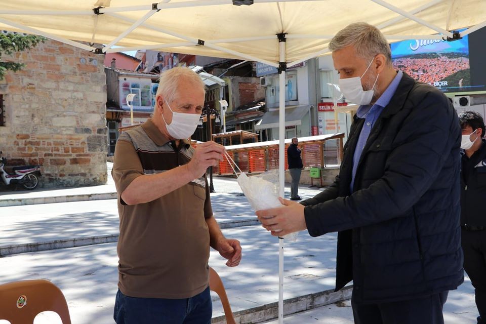 Belediye ekiplerinden vatandaşlara ücretsiz maske 