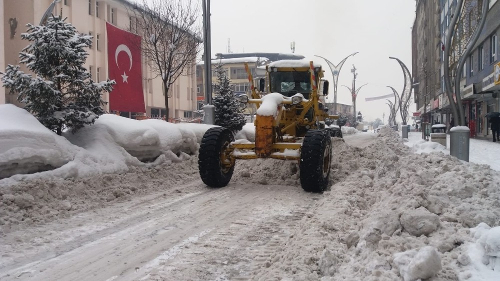 Belediye ekiplerinin zorlu mesaisi 