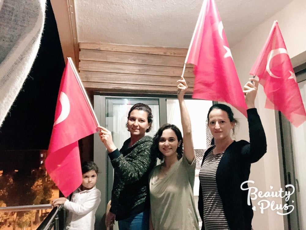 Belediye hoparlöründen çalınan marşa balkonlardan bayraklarla eşlik ettiler 