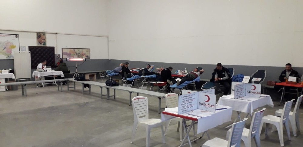 Belediye işçilerinden Kızılay’a kan bağışı 