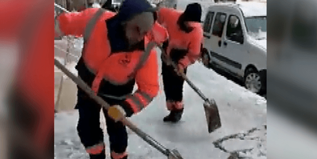Belediye işçilerinin efsane kar temizleme yöntemi!