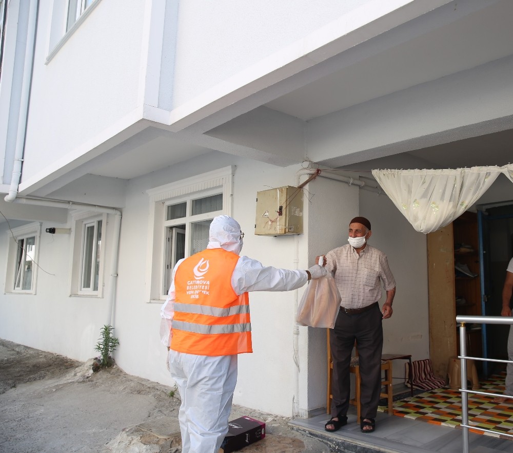 Belediye, karantinaya alınan sokakta ekmek dağıttı 