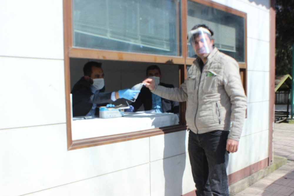 Belediye kendi ürettiği maskeleri ücretsiz dağıtıyor 