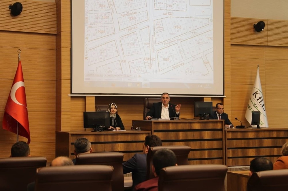 Belediye meclisinde şehitler için saygı duruşu 